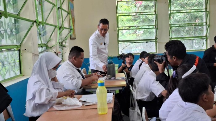 Heru Budi Tinjau Makan Bergizi Gratis Perdana di SMP 03 dan SDN 01 Manggarai Jaksel (Brigitta Belia-detikcom)
