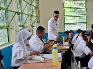 Heru Budi Tinjau Makan Bergizi Gratis di SMP 03 dan SDN 01 Manggarai Jaksel
