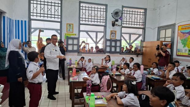 Heru Budi Tinjau Makan Bergizi Gratis Perdana di SMP 03 dan SDN 01 Manggarai Jaksel (Brigitta Belia-detikcom)
