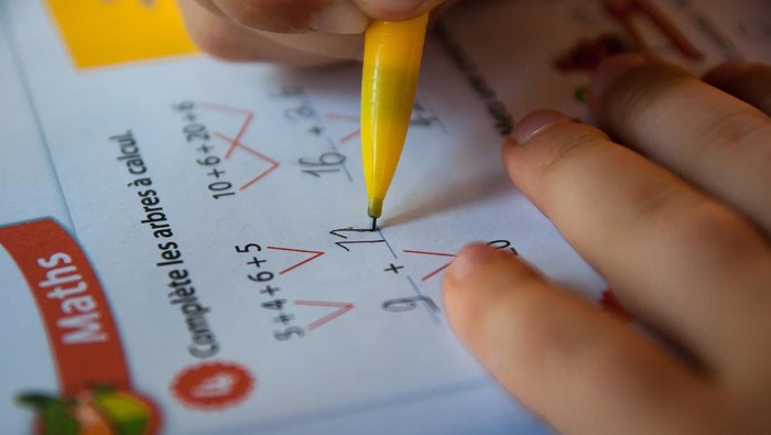 Ilustrasi mengerjakan soal penjumlahan matematika