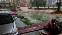 Badan penanggulangan bencana Vietnam melaporkan sebanyak 35 orang tewas dan 24 orang hilang, sebagian besar karena tanah longsor dan banjir yang dipicu oleh topan tersebut. REUTERS/Minh Nguyen