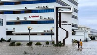 Badan cuaca memperingatkan akan lebih banyak banjir dan tanah longsor, dengan mencatat bahwa curah hujan berkisar antara 208 milimeter dan 433 milimeter (8,2 inci hingga 17,1 inci) di beberapa bagian wilayah utara selama 24 jam terakhir. REUTERS/Minh Nguyen