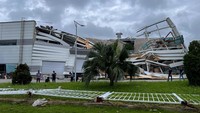Pemandangan umum pabrik milik LG Electronics yang runtuh akibat dampak Topan Yagi, di Kawasan Industri Trang Due, kota Hai Phong, Vietnam, Senin (9/9/2024). Topan Yagi, badai terkuat di Asia tahun ini, menyebabkan puluhan orang tewas di Vietnam utara dan kerusakan luas saat bergerak ke arah barat. REUTERS/Minh Nguyen