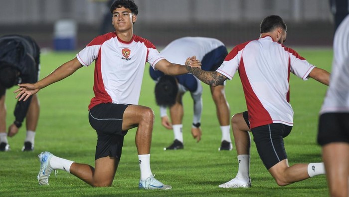 Sejumlah pesepak bola Timnas Indonesia melakukan pemanasan sebelum latihan resmi jelang pertandingan melawan Timnas Australia pada laga kedua Grup C putaran ketiga Kualifikasi Piala Dunia 2026 Zona Asia di Stadion Madya, kompleks Gelora Bung Karno, Senayan, Jakarta, Senin (9/9/2024). Timnas Indonesia akan melawan Australia pada Selasa (10/9) di Stadion Utama Gelora Bung Karno (SUGBK). ANTARA FOTO/Hafidz Mubarak A/app/Spt.
