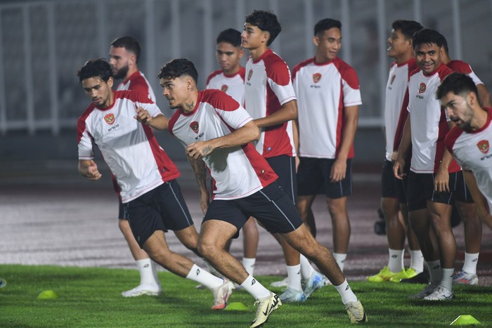 Sejumlah pesepak bola Timnas Indonesia melakukan pemanasan sebelum latihan resmi jelang pertandingan melawan Timnas Australia pada laga kedua Grup C putaran ketiga Kualifikasi Piala Dunia 2026 Zona Asia di Stadion Madya, kompleks Gelora Bung Karno, Senayan, Jakarta, Senin (9/9/2024). Timnas Indonesia akan melawan Australia pada Selasa (10/9) di Stadion Utama Gelora Bung Karno (SUGBK). ANTARA FOTO/Hafidz Mubarak A/app/Spt.