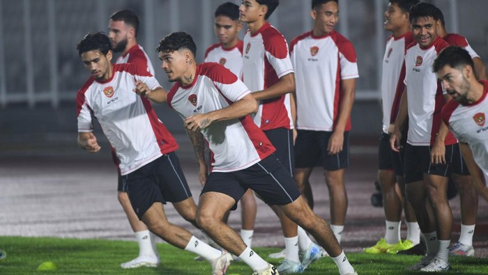 Sejumlah pesepak bola Timnas Indonesia melakukan pemanasan sebelum latihan resmi jelang pertandingan melawan Timnas Australia pada laga kedua Grup C putaran ketiga Kualifikasi Piala Dunia 2026 Zona Asia di Stadion Madya, kompleks Gelora Bung Karno, Senayan, Jakarta, Senin (9/9/2024). Timnas Indonesia akan melawan Australia pada Selasa (10/9) di Stadion Utama Gelora Bung Karno (SUGBK). ANTARA FOTO/Hafidz Mubarak A/app/Spt.