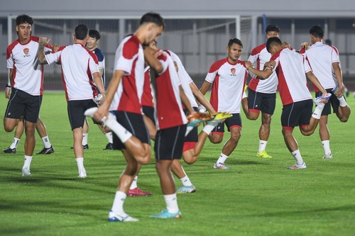 Sejumlah pesepak bola Timnas Indonesia melakukan pemanasan sebelum latihan resmi jelang pertandingan melawan Timnas Australia pada laga kedua Grup C putaran ketiga Kualifikasi Piala Dunia 2026 Zona Asia di Stadion Madya, kompleks Gelora Bung Karno, Senayan, Jakarta, Senin (9/9/2024). Timnas Indonesia akan melawan Australia pada Selasa (10/9) di Stadion Utama Gelora Bung Karno (SUGBK). ANTARA FOTO/Hafidz Mubarak A/app/Spt.