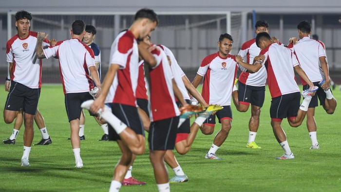 Sejumlah pesepak bola Timnas Indonesia melakukan pemanasan sebelum latihan resmi jelang pertandingan melawan Timnas Australia pada laga kedua Grup C putaran ketiga Kualifikasi Piala Dunia 2026 Zona Asia di Stadion Madya, kompleks Gelora Bung Karno, Senayan, Jakarta, Senin (9/9/2024). Timnas Indonesia akan melawan Australia pada Selasa (10/9) di Stadion Utama Gelora Bung Karno (SUGBK). ANTARA FOTO/Hafidz Mubarak A/app/Spt.