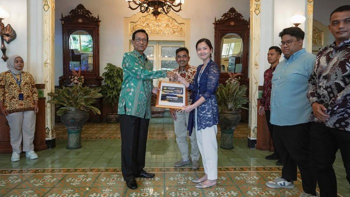 Jajaran manajemen PSIM Jogja sowan Sri Sultan Hamengku Buwono X di Kompleks Kepatihan, Kota Jogja, Senin (9/9/2024).
