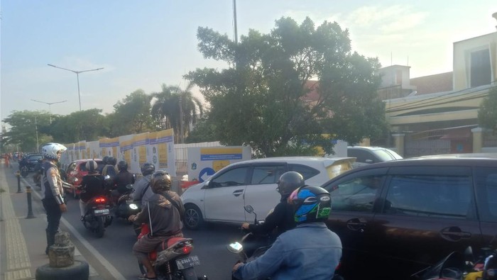 Jatiwaringin arah Jakarta macet pagi ini imbas galian.