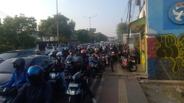 Jatiwaringin arah Jakarta macet pagi ini imbas galian.