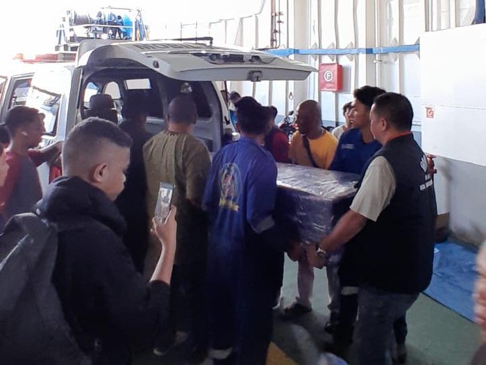 Jenazah PMI, Antonius Permisi, asal Flores Timur, NTT saat tiba di Kargo Bandara El Tari Kupang, Minggu (8/9/2024). (Dok. BP3MI NTT).