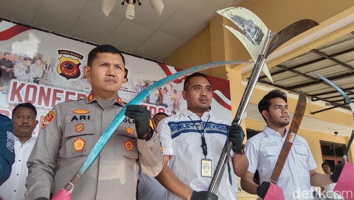 Kapolres Indramayu AKBP Ari Setyawan Wibowo menunjukkan barang bukti senjata tajam dari aksi tawuran antar remaja di Indramayu
