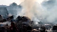 Ratusan kios di lantai 2 dan di jalan ludes.