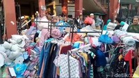 Sejumlah pedagang juga terlihat menyelamatkan barang dagangan usai kejadian kebakaran di Pasar Pasrepan Pasuruan.