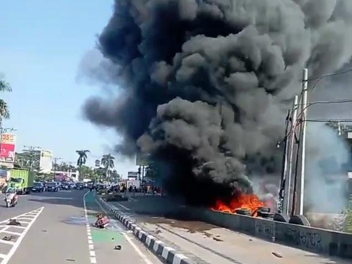 Kebakaran terjadi di sebuah bengkel tambal ban di Jalan Alternatif Sentul, Sukaraja, Kabupaten Bogor, Jabar. Kebakaran diduga akibat korsleting listrik. (dok Istimewa)