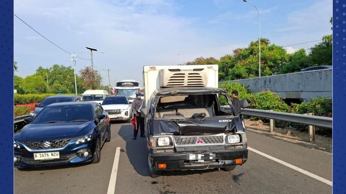 Kecelakaan Mobil Boks Tabrak Truk di Tol Soedyatmo Arah Jakarta Pagi Ini