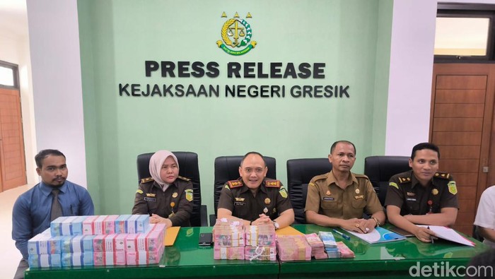 Kejari Gresik menerima pengembalian uang korupsi Diskoperindag