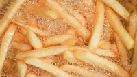 Kalau tak mau berat badan naik, batasi konsumsi kentang goreng. Kandungan lemak dan garamnya tinggi. Lebih baik konsumsi kentang panggang yang kalorinya lebih rendah. Foto: Getty Images/Tsvetomir Hristov