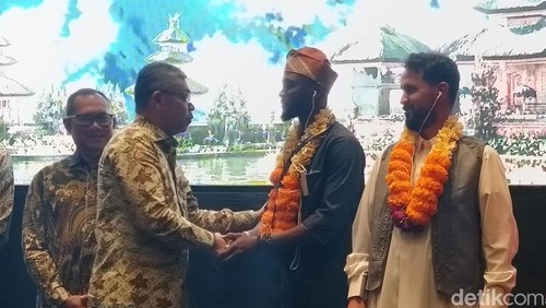 Kepala BPPSDM KP KKP I Nyoman Radiarta saat menyambut peserta pelatihan di Nusa Dua, Badung, Bali, Senin (9/9/2024). (Ni Made Lastri Karsiani Putri-detikBali)