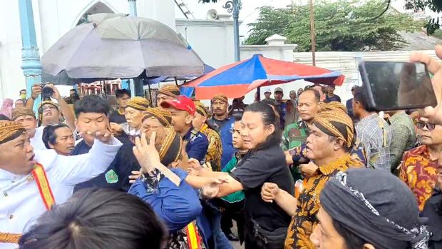Kericuhan warnai pembukaan Sekaten di Halaman Masjid Agung, Kota Solo, Senin (9/9/2024).