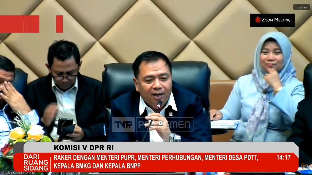 Ketua Komisi V DPR RI Lasarus  saat memimpin rapat kerja dengan Menteri PUPR Basuki Hadiludjono,  Menteri Perhubungan (Menhub) Budi Karya Sumadi, Menteri Desa, Pembangunan Daerah Tertinggal dan Transmigrasi (PDTT) Abdul Halim Iskandar, Plt. Kepala Badan Meteorologi, Klimatologi, dan Geofisika (BMKG) Dwikorita Karnawati, dan Kepala BNPB Letnan Jenderal TNI Suharyanto, Senin (9/9/2024)...tangkapan layar Youtube Komisi V