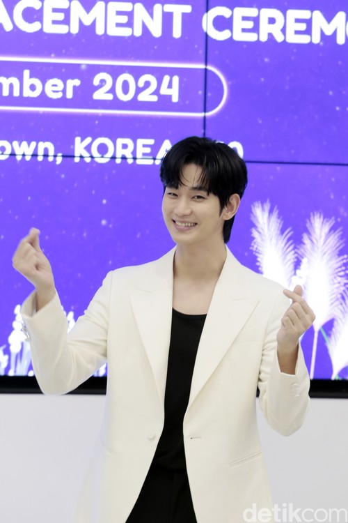 Kim Soo Hyun saat datang ke COLLECT Town Korea 360, Lotte Mall, Jakarta Selatan, pada Sabtu (7/9/2024) dalam event handprinting placement ceremony.