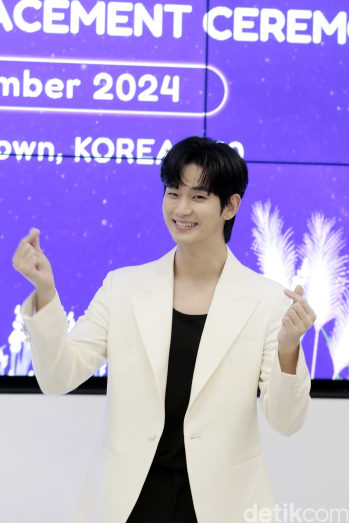Kim Soo Hyun saat datang ke COLLECT Town Korea 360, Lotte Mall, Jakarta Selatan, pada Sabtu (7/9/2024) dalam event handprinting placement ceremony.