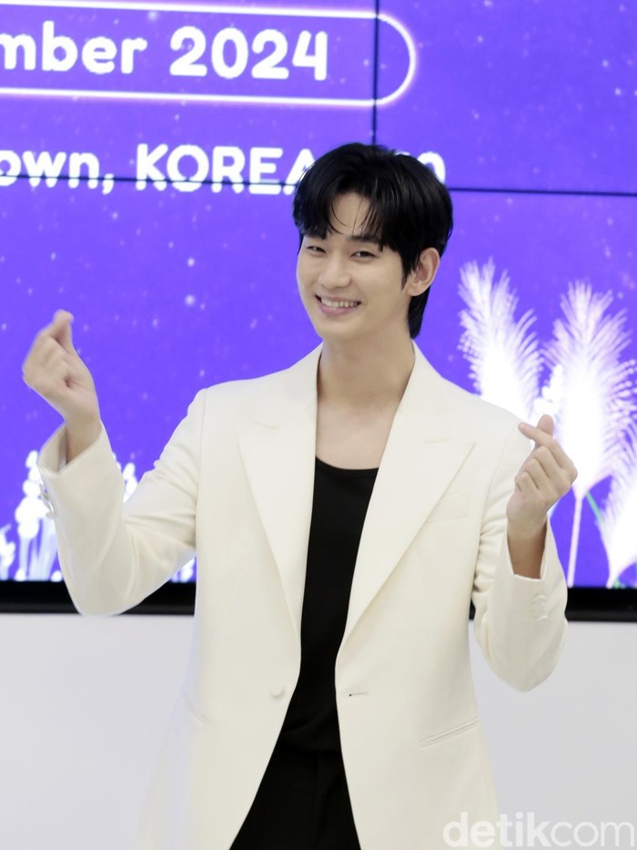 Kim Soo Hyun Kim Soo Hyun saat datang ke COLLECT Town Korea 360, Lotte Mall, Jakarta Selatan, pada Sabtu (7/9/2024) dalam event handprinting placement ceremony.