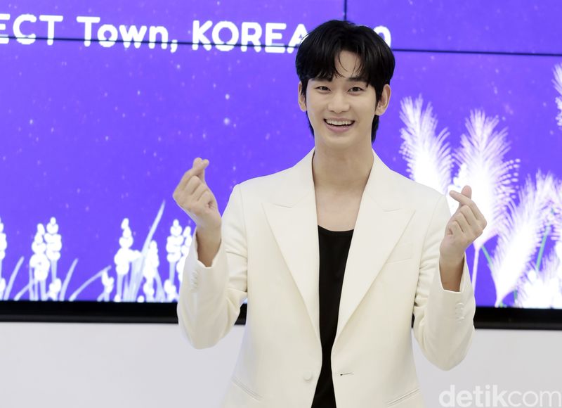 Kim Soo Hyun saat datang ke COLLECT Town Korea 360, Lotte Mall, Jakarta Selatan, pada Sabtu (7/9/2024) dalam event handprinting placement ceremony.