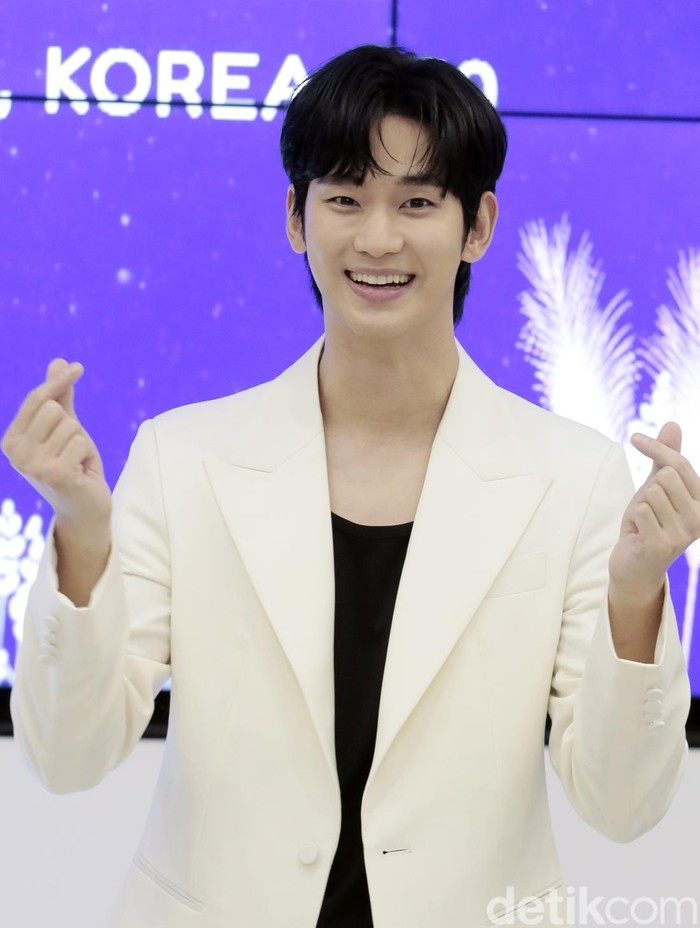 Kim Soo Hyun Kim Soo Hyun saat datang ke COLLECT Town Korea 360, Lotte Mall, Jakarta Selatan, pada Sabtu (7/9/2024) dalam event handprinting placement ceremony.