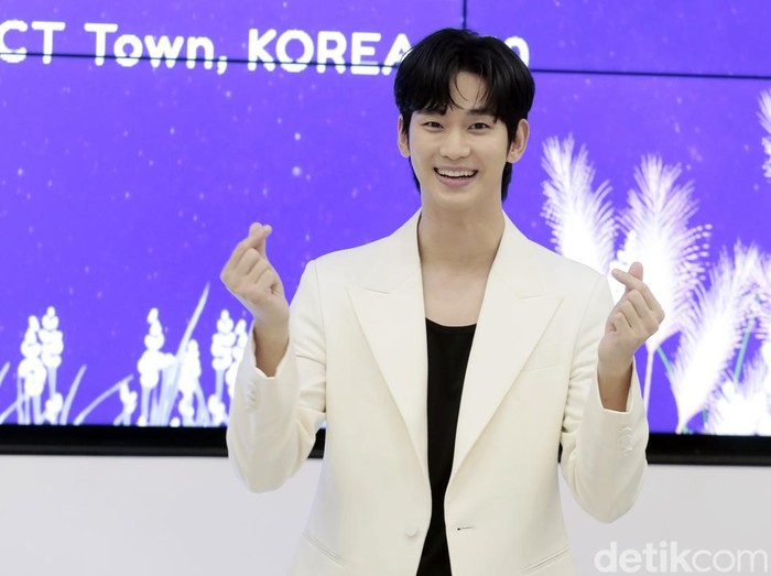 Kim Soo Hyun saat datang ke COLLECT Town Korea 360, Lotte Mall, Jakarta Selatan, pada Sabtu (7/9/2024) dalam event handprinting placement ceremony.