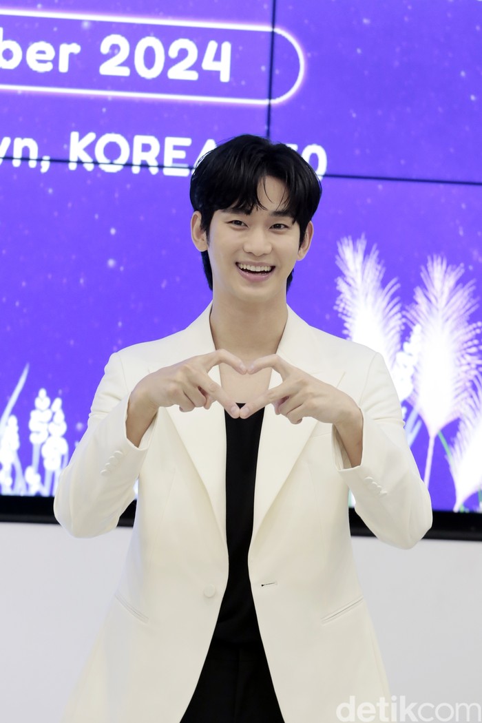 Kim Soo Hyun saat datang ke COLLECT Town Korea 360, Lotte Mall, Jakarta Selatan, pada Sabtu (7/9/2024) dalam event handprinting placement ceremony.