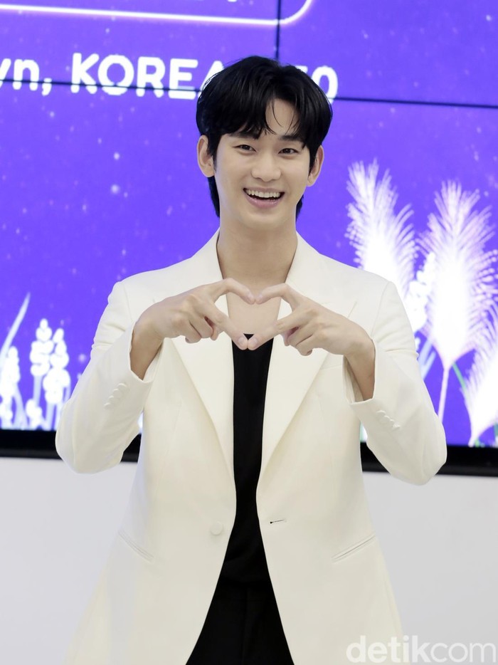 Kim Soo Hyun saat datang ke COLLECT Town Korea 360, Lotte Mall, Jakarta Selatan, pada Sabtu (7/9/2024) dalam event handprinting placement ceremony.