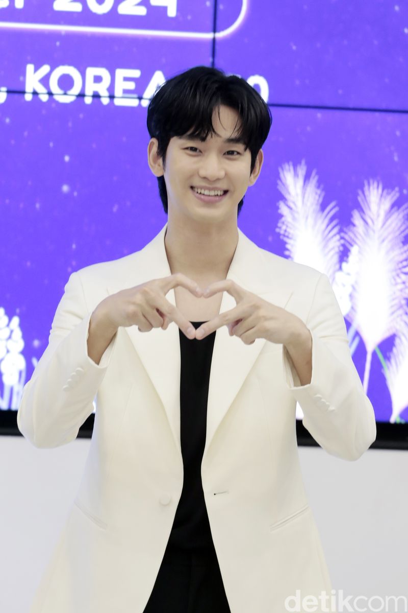 Kim Soo Hyun saat datang ke COLLECT Town Korea 360, Lotte Mall, Jakarta Selatan, pada Sabtu (7/9/2024) dalam event handprinting placement ceremony.