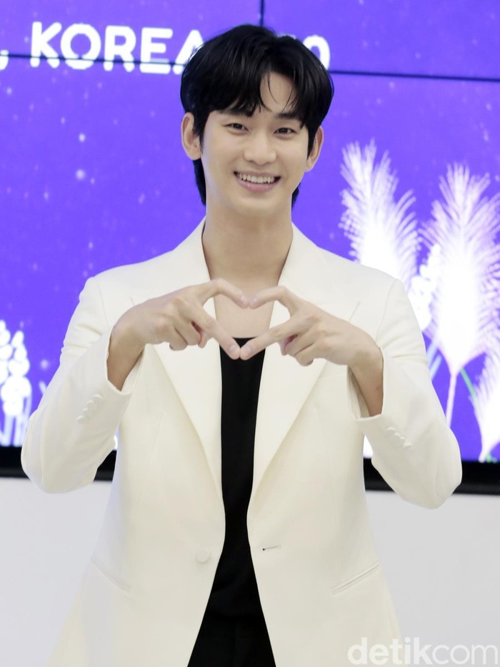 Kim Soo Hyun saat datang ke COLLECT Town Korea 360, Lotte Mall, Jakarta Selatan, pada Sabtu (7/9/2024) dalam event handprinting placement ceremony.