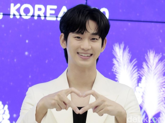 Kim Soo Hyun Kim Soo Hyun saat datang ke COLLECT Town Korea 360, Lotte Mall, Jakarta Selatan, pada Sabtu (7/9/2024) dalam event handprinting placement ceremony.