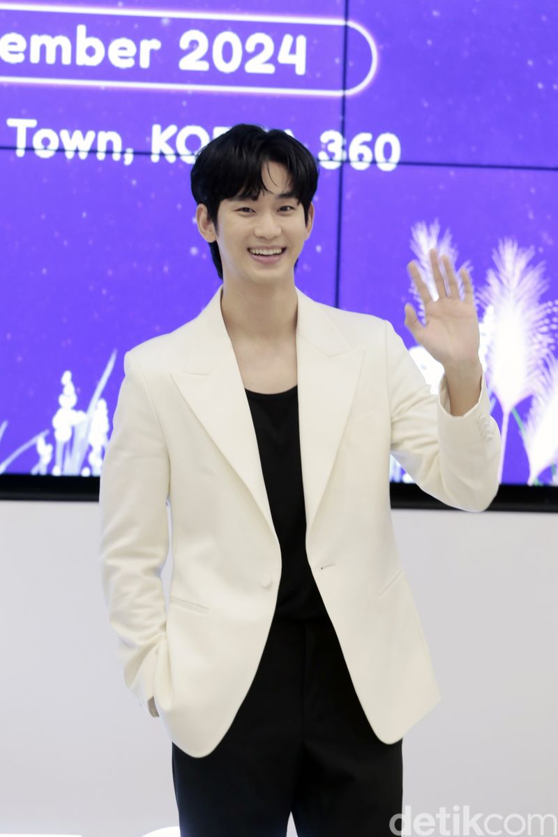 Kim Soo Hyun saat datang ke COLLECT Town Korea 360, Lotte Mall, Jakarta Selatan, pada Sabtu (7/9/2024) dalam event handprinting placement ceremony.