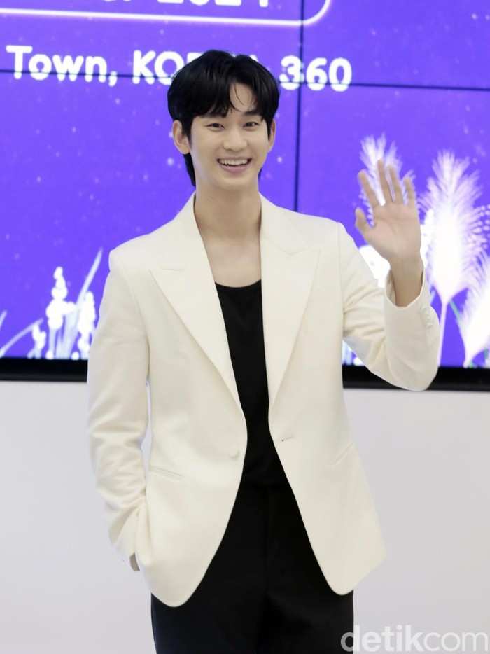 Kim Soo Hyun Kim Soo Hyun saat datang ke COLLECT Town Korea 360, Lotte Mall, Jakarta Selatan, pada Sabtu (7/9/2024) dalam event handprinting placement ceremony.