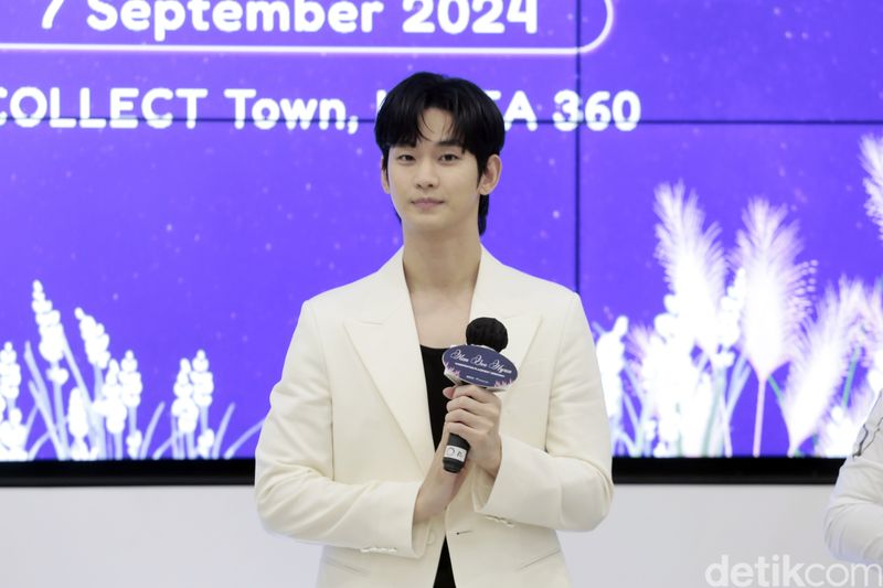 Kim Soo Hyun saat datang ke COLLECT Town Korea 360, Lotte Mall, Jakarta Selatan, pada Sabtu (7/9/2024) dalam event handprinting placement ceremony.