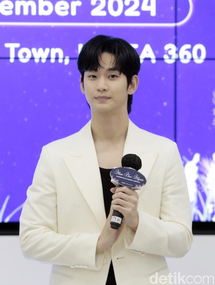 Kim Soo Hyun Kim Soo Hyun saat datang ke COLLECT Town Korea 360, Lotte Mall, Jakarta Selatan, pada Sabtu (7/9/2024) dalam event handprinting placement ceremony.