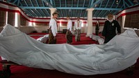 Abdi dalem Keraton Kasunanan Surakarta menaruh gamelan Sekaten Kyai Guntur Madu dan Kyai Guntur Sari di Bangsal Pradangga Masjid Agung, Solo, Jawa Tengah, Senin (9/9/2024).