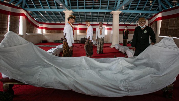 Kirab gamelan Sekaten Keraton Kasunanan Solo Abdi dalem Keraton Kasunanan Surakarta membawa gamelan Sekaten Kyai Guntur Madu dan Kyai Guntur Sari untuk dibawa ke Bangsal Pradangga Masjid Agung, Solo, Jawa Tengah, Senin (9/9/2024). Kedua gamelan pusaka Keraton tersebut akan ditabuh selama tujuh hari berturut-turut sebagai tanda dimulainya tradisi Sekaten atau peringatan Maulid Nabi Muhammad SAW dalam sejarah penyebaran agama Islam di Pulau Jawa oleh Wali Songo. ANTARA FOTO/Mohammad Ayudha/tom.