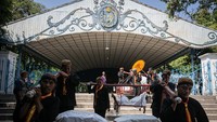 Kedua gamelan pusaka Keraton tersebut akan ditabuh selama tujuh hari berturut-turut sebagai tanda dimulainya tradisi Sekaten atau peringatan Maulid Nabi Muhammad SAW dalam sejarah penyebaran agama Islam di Pulau Jawa oleh Wali Songo.