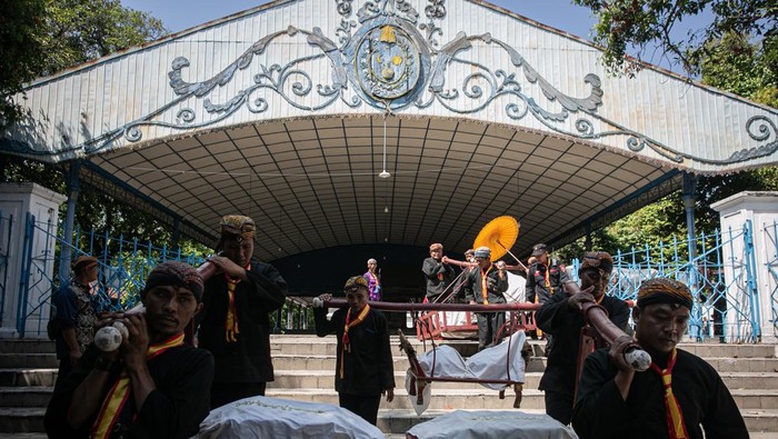Kirab gamelan Sekaten Keraton Kasunanan Solo Abdi dalem Keraton Kasunanan Surakarta membawa gamelan Sekaten Kyai Guntur Madu dan Kyai Guntur Sari untuk dibawa ke Bangsal Pradangga Masjid Agung, Solo, Jawa Tengah, Senin (9/9/2024). Kedua gamelan pusaka Keraton tersebut akan ditabuh selama tujuh hari berturut-turut sebagai tanda dimulainya tradisi Sekaten atau peringatan Maulid Nabi Muhammad SAW dalam sejarah penyebaran agama Islam di Pulau Jawa oleh Wali Songo. ANTARA FOTO/Mohammad Ayudha/tom.