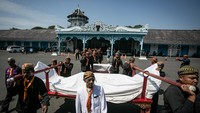 Abdi dalem Keraton Kasunanan Surakarta membawa gamelan Sekaten Kyai Guntur Madu dan Kyai Guntur Sari untuk dibawa ke Bangsal Pradangga Masjid Agung, Solo, Jawa Tengah, Senin (9/9/2024).