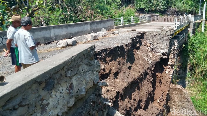 Kondisi Jembatan Sudimoro, Kecamatan Tulung yang ambrol, Senin (9/9/2024).