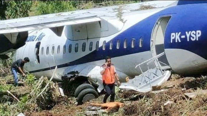 Petugas memeriksa pesawat Trigana Air PK YSP ATR 42-500 yang tergelincir di Bandara Stevanus Rumbewas Kamanap, Kabupaten Yapen, Papua, Senin (9/9/2024). Pesawat tujuan Jayapura yang mengangkut 42 penumpang dan 6 kru itu tergelincir keluar landasan, tidak ada korban jiwa dalam peristiwa tersebut namun sejumlah penunpang mengalami luka-luka. FOTO ANTARA/FadliNasrullah/YU/Spt.