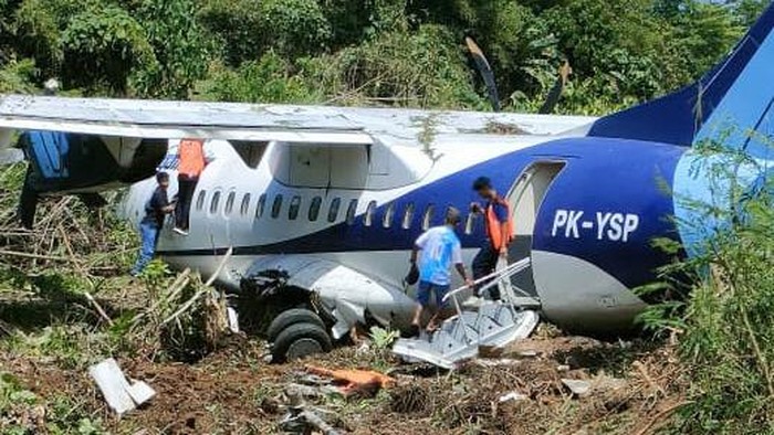 Petugas memeriksa pesawat Trigana Air PK YSP ATR 42-500 yang tergelincir di Bandara Stevanus Rumbewas Kamanap, Kabupaten Yapen, Papua, Senin (9/9/2024). Pesawat tujuan Jayapura yang mengangkut 42 penumpang dan 6 kru itu tergelincir keluar landasan, tidak ada korban jiwa dalam peristiwa tersebut namun sejumlah penunpang mengalami luka-luka. FOTO ANTARA/FadliNasrullah/YU/Spt.