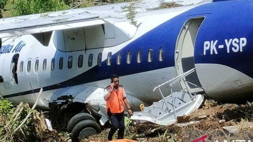 Kondisi pesawat Trigana PK YSP ATR 42-500 yang mengalami kecelakaan di Bandara Kamanap Serui, Senin (ANTARA/HO-Humas Trigana Air)